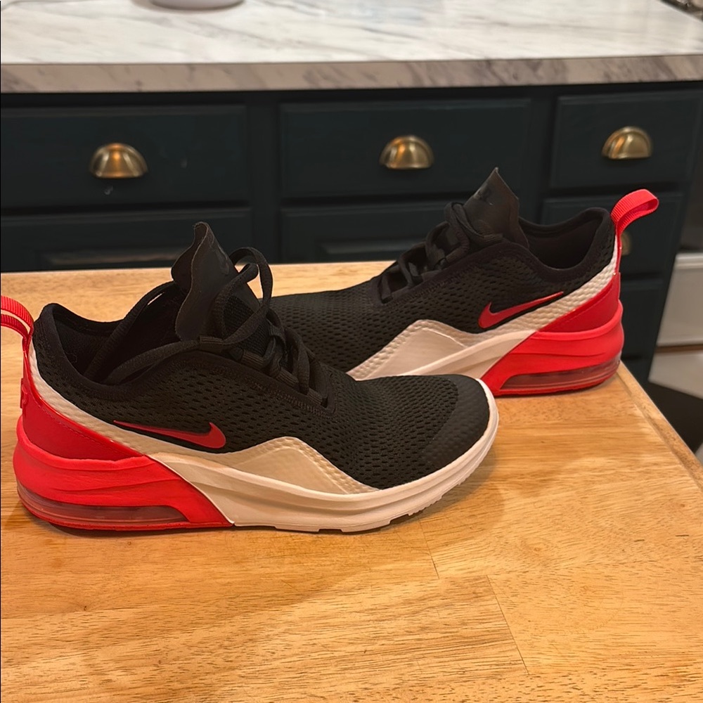Nike Men's Black and Red Sneakers